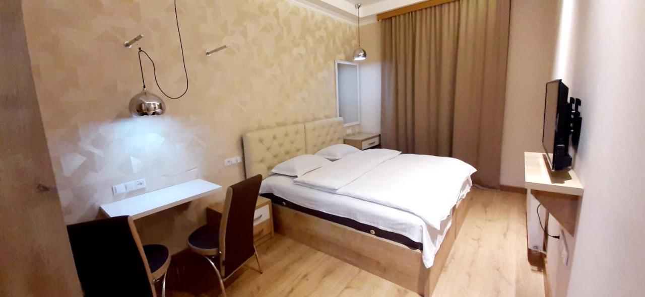 Happy Stay Hotel Кутаиси Екстериор снимка